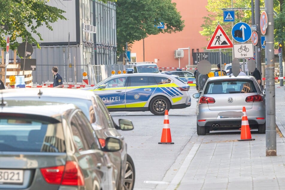 Nach der Brandattacke riegelt die Polizei unweit des Ostbahnhofs eine Straße ab.