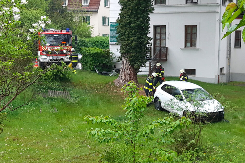 Insektenstich löst Unfall aus: Auto landet in Garten