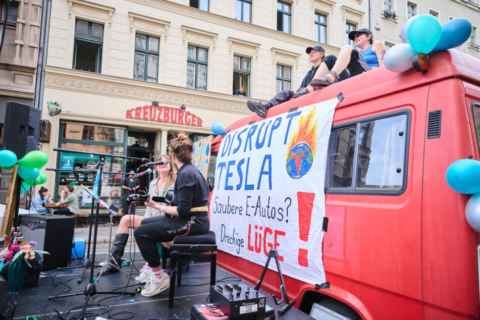 Die Aktivisten wollen mit weiteren Aktionen, auch abseits von Grünheide, gegen Tesla protestieren. (Archivfoto)