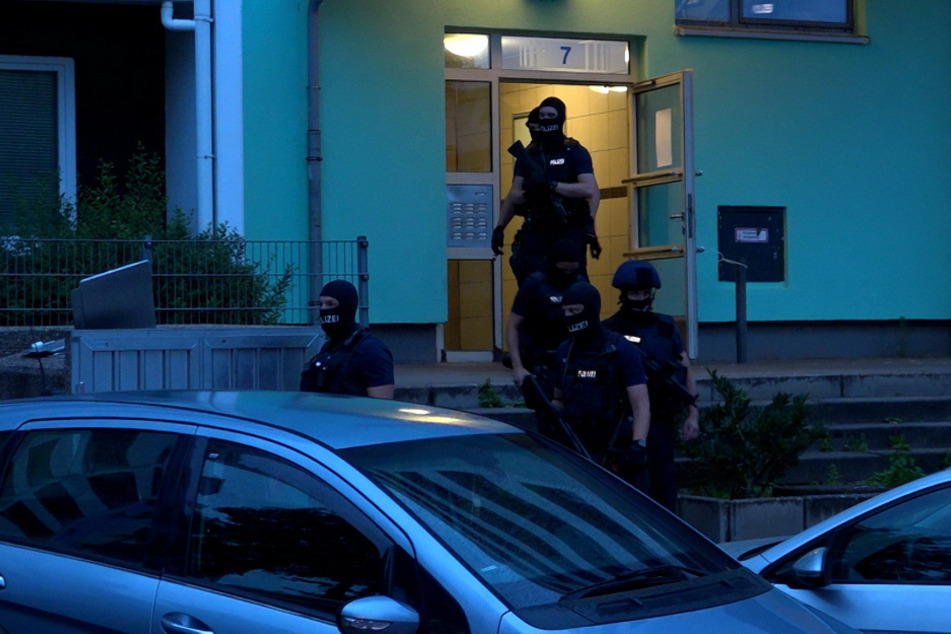 Schwer bewaffnete Einsatzkräfte der Bundespolizei haben am frühen Sonntagmorgen eine Wohnung in Hamburg durchsucht.