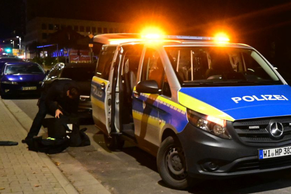 Die Polizei im Einsatz in der Waldstraße in Neu-Isenburg.