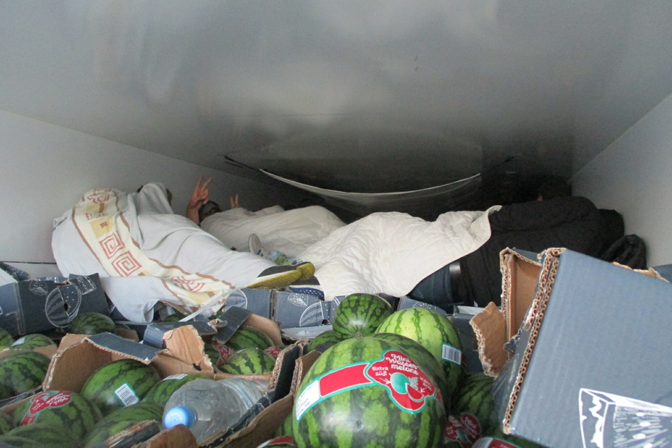 Die Männer lagen auf Melonenkisten im Laster.