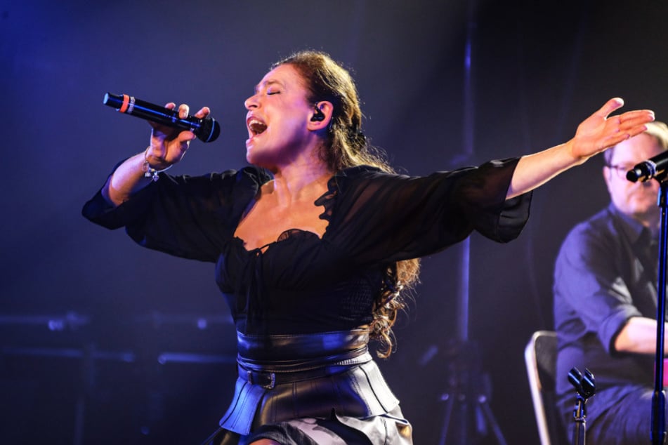 Seit sieben Jahren hält Julia Neigel (59, Foto) SILLY die Treue. Nachdem sie sich das Mikrofon erst mit AnNa R. (†55) und danach mit Toni Krahl (76) teilte, übernimmt sie den Gesang mittlerweile alleine.