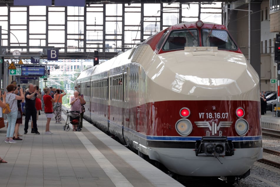 Chemnitz: Großes Staunen im Hauptbahnhof: Historischer DDR-Schnellzug macht in Chemnitz halt