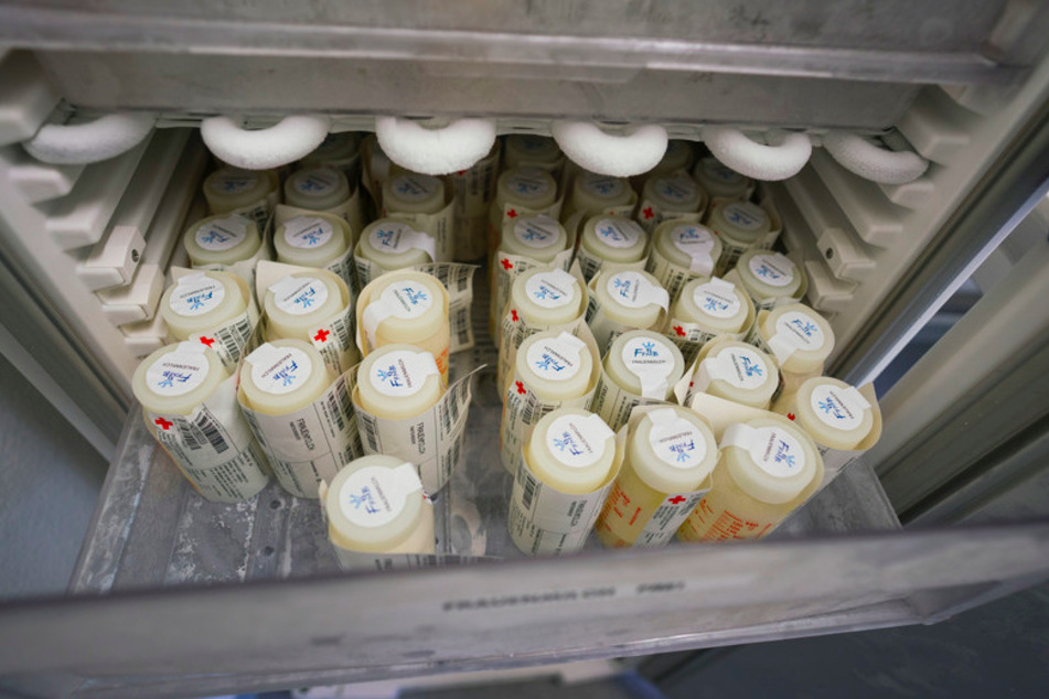 Tief gekühlte Muttermilch lagert in einer Frauenmilchbank in einem Kühlschrank.