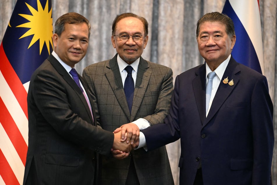 Malaysias Ministerpräsident Anwar Ibrahim (.), Kambodschas Regierungschef Hun Manet (l.) und Thailands Ministerpräsident Phumtham Wechayachai (r.).