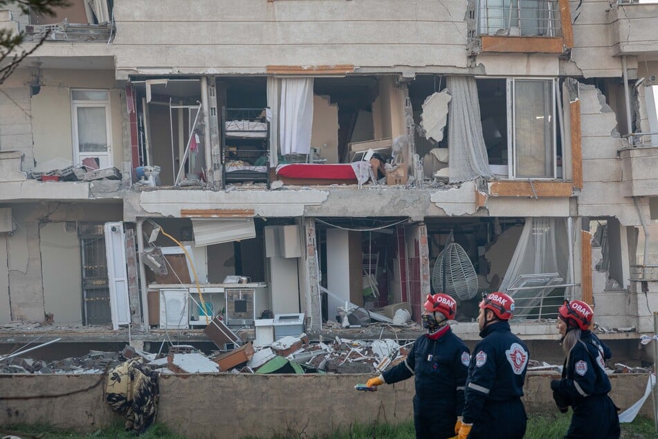 Italienische Rettungskräfte konnten in der türkischen Stadt Antakya einen Jungen aus den Trümmern retten.