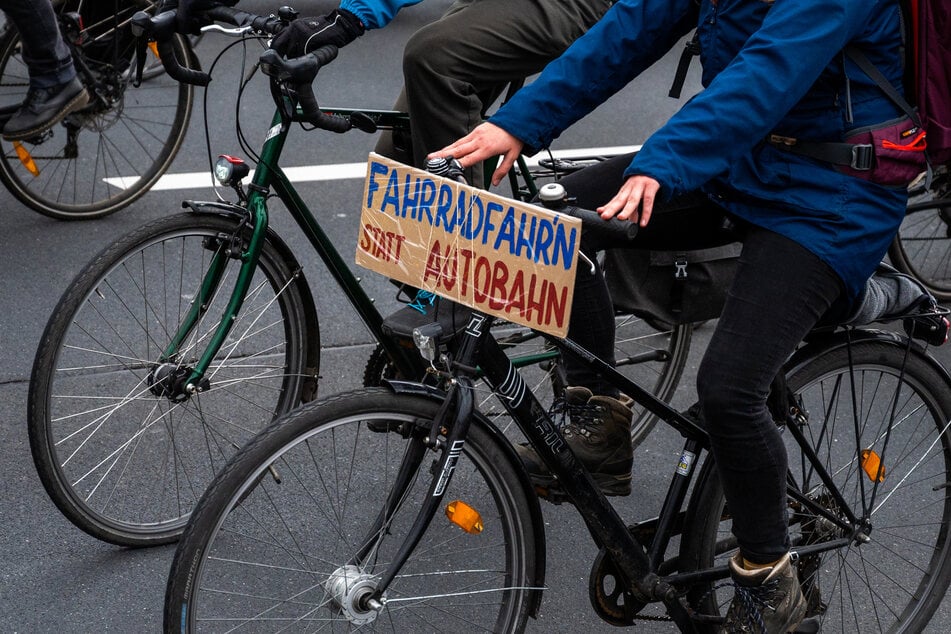 Viele Fahrraddemos kritisieren die Dominanz des Autoverkehrs und fordern eine faire Aufteilung des Verkehrsraums. (Symbolbild)
