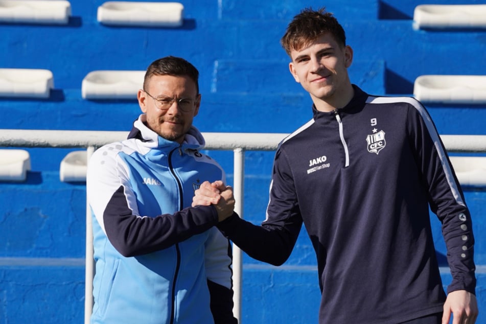 Georg Hempel (18, r.) unterschrieb in der Türkei einen Profi-Vertrag. Sportdirektor Chris Löwe (36) freut sich auf den Nachwuchsspieler.
