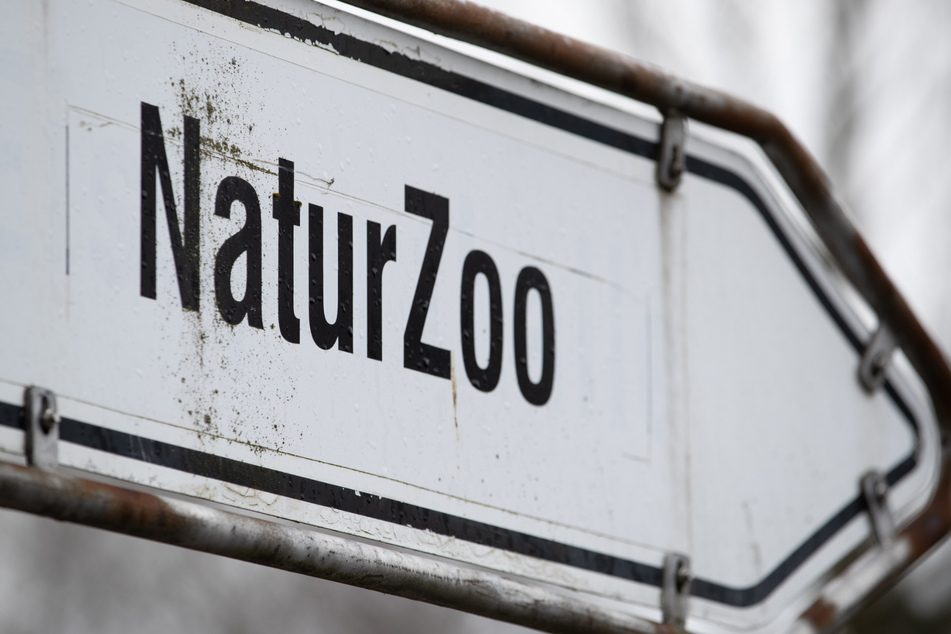 „NaturZoo“ steht auf einem Schild vor dem Tierpark. Der Zoo beherbergt gegenwärtig ca. 1000 Tiere von einhundert verschiedenen Arten.