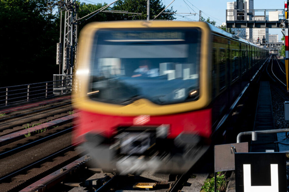 Am Montagabend wurde eine 54-jährige Frau von einem unbekannten Mann ins Gleisbett des S-Bahnhofs Innsbrucker Platz gestoßen. (Symbolfoto)