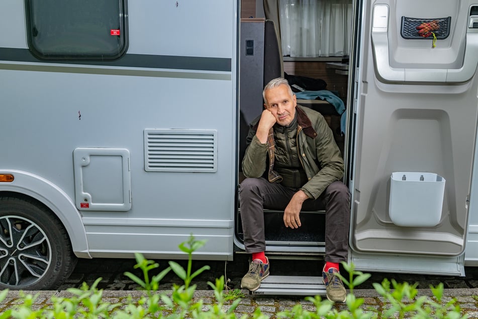 Der Dresdner Buchautor Heiko Hempel (54), der mit seinem Programm "Heiko ein Stasiopfer" in Sachsen unterwegs ist, hat es satt, dass sein Fahrzeug immer wieder von Fremden als Schlafplatz genutzt wird.