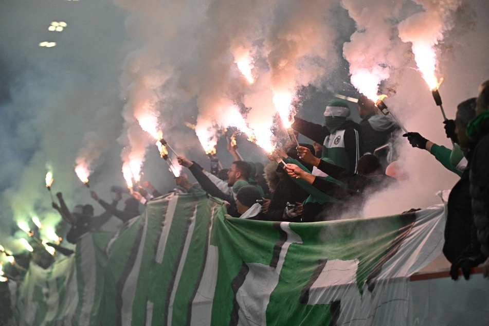 Die Fans von Maccabi Haifa sorgten am Montagabend für einen Spielabbruch.