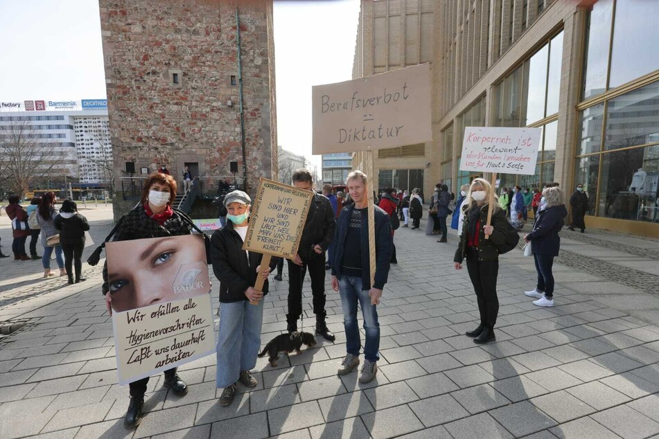 Etwa 70 Teilnehmer sind bei der Demo dabei.