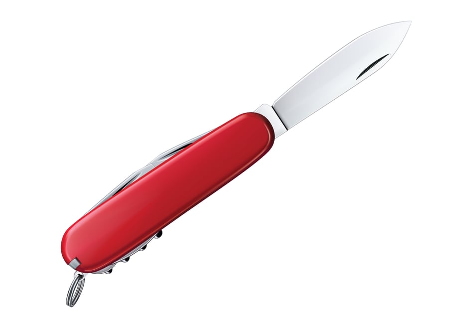 The surgeon simply operated with an ordinary Swiss army knife.