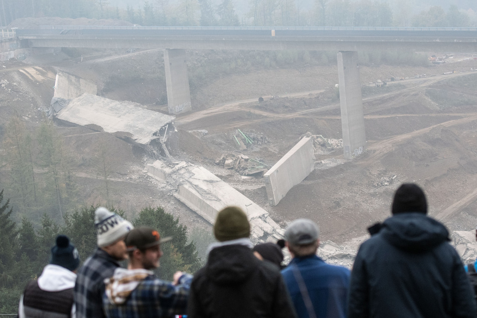 Nordrhein-Westfalen, Siegen: Gesprengte Bauteile der Talbrücke Eisern liegen nach einer Sprengung unter dem intakten zweiten Brückenteil.