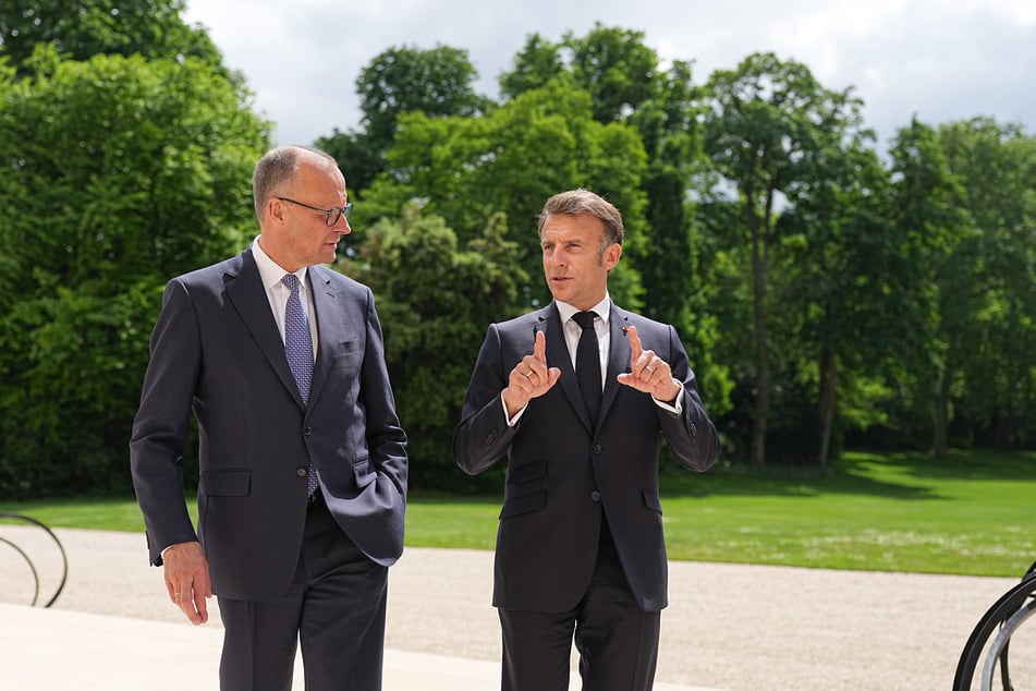 Der französische Präsident Emmanuel Macron (47,r.) macht einen Spaziergang mit Bundeskanzler Friedrich Merz (69, CDU).