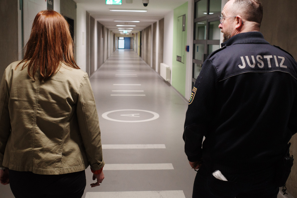 Justizministerin Katja Meier (43, Grüne) begleitete die Vollzugsbeamten unter anderem bei der Ankunft neuer Gefangener und bei ihrer Tätigkeit auf den verschiedenen Stationen.