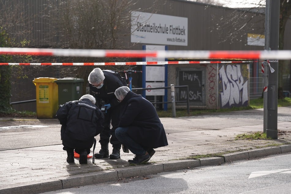 Mitarbeiterinnen der Kriminaltechnik untersuchten den Tatort nach einem Messerangriff vor der Stadtteilschule Flottbek am Montag.