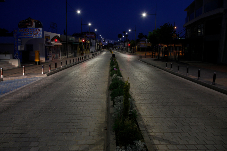 Zypern, Ayia Napa: Eine Straße, in der es zu Beginn der Tourismussaison normalerweise vor Urlaubern nur so wimmelt, ist in dem populären Badeort leer.