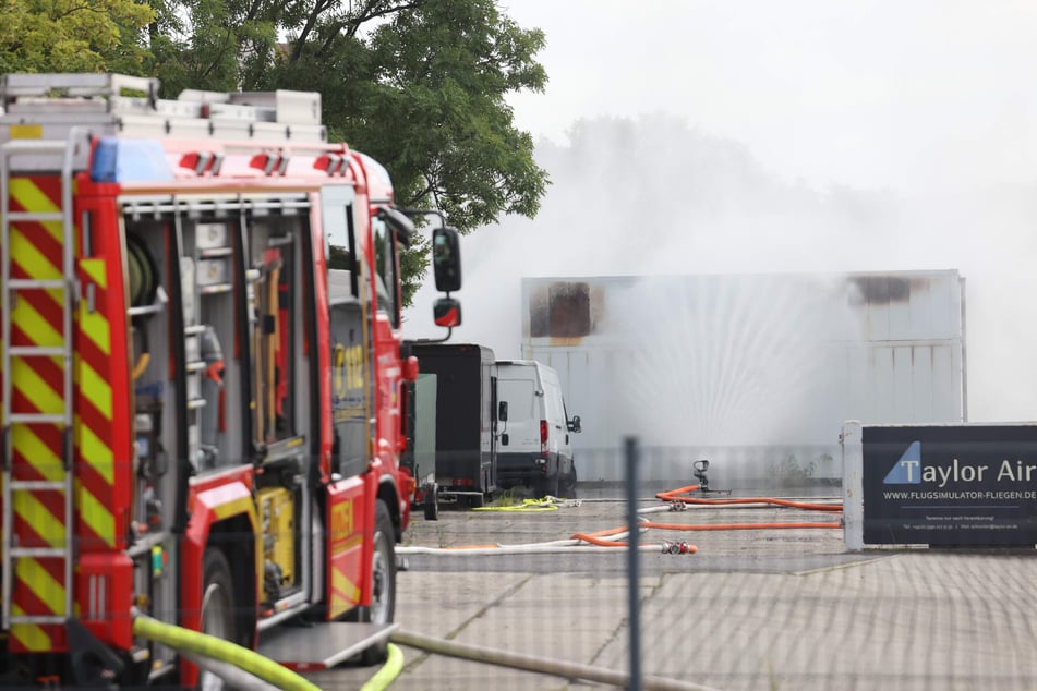 Die Feuerwehr kämpfte über einen Tag lang mit dem schwer zu löschenden Brand.