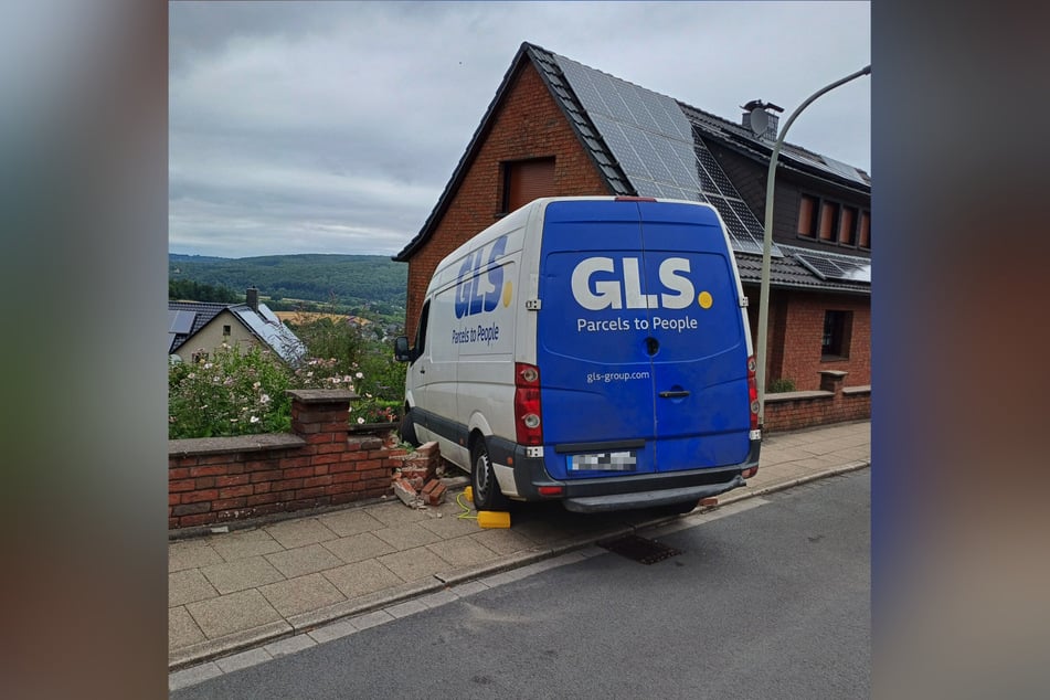 Der Transporter zertrümmerte mit seiner Front eine Gartenmauer.