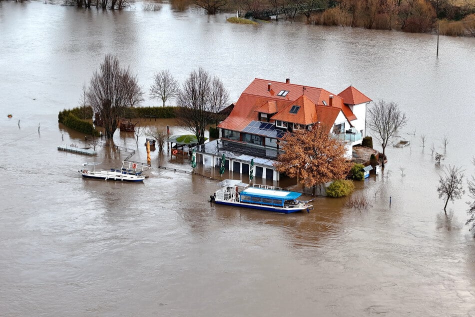 Abgesoffen: Das Fährhaus Dehnitz gleicht einer einsamen Insel im Mulde-Hochwasser.