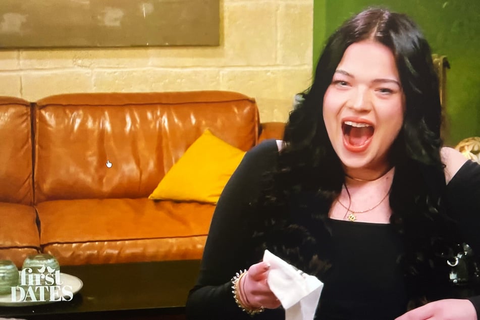 Runa (18) kann sich kaum halten vor Lachen und findet die Aktion extrem lustig.