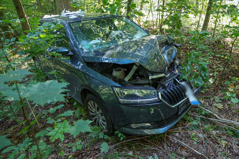 Ein Škoda landete neben der Fahrbahn.