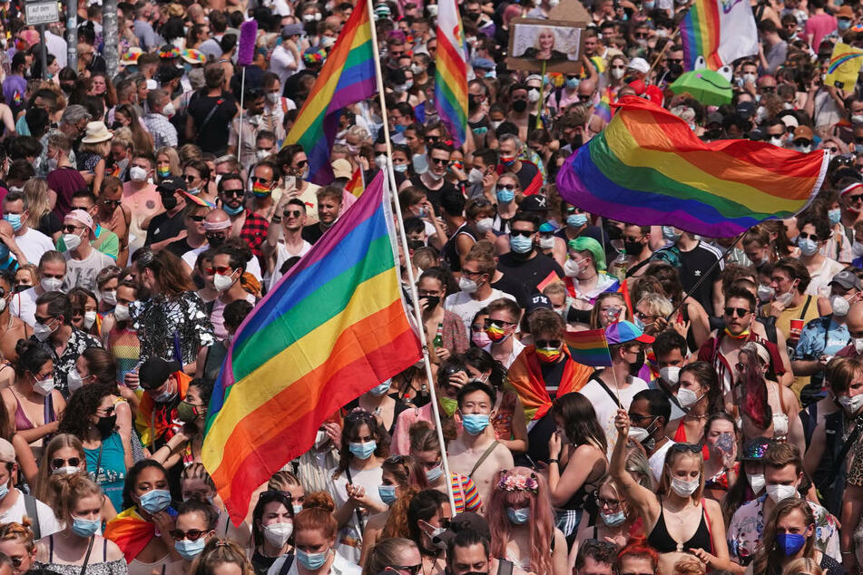 Zehntausende Menschen haben am vergangenen Samstag an der Parade des Christopher Street Day teilgenommen. In der Nacht zu Sonntag ist es am Hackeschen Markt zu einem homophoben Übergriff gekommen, für den die Polizei Berlin Zeugen sucht.
