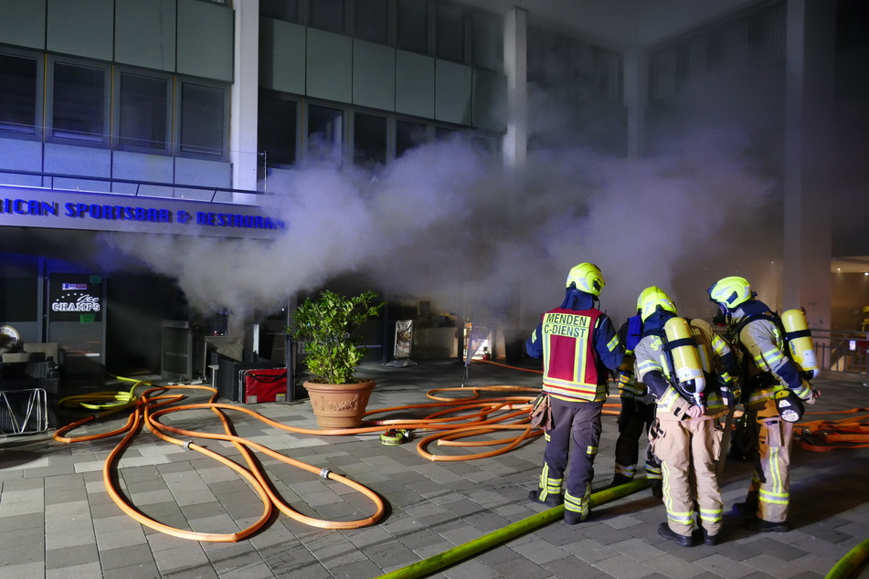 Durch Zufall: Polizeistreife bemerkt Rauch in Gebäude - Feuerwehr im Großeinsatz