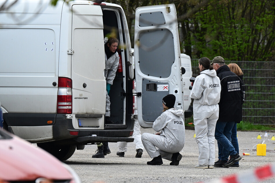 Mitarbeiter der Spurensicherung der Polizei untersuchen einen Tatort, an dem mehrere Schüsse gefallen sind.