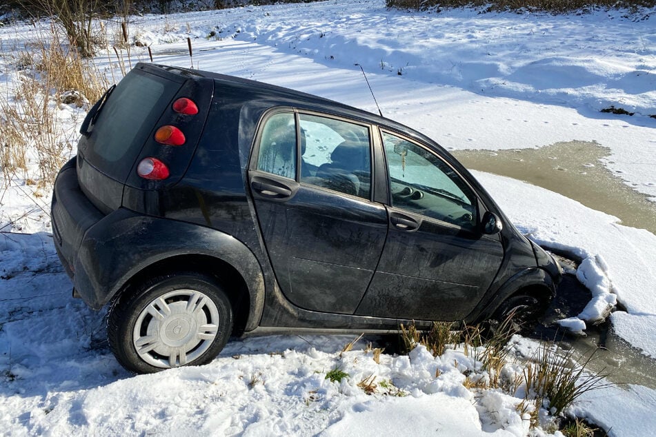 14-jährige Autofahrerin versenkt Smart in Kanal