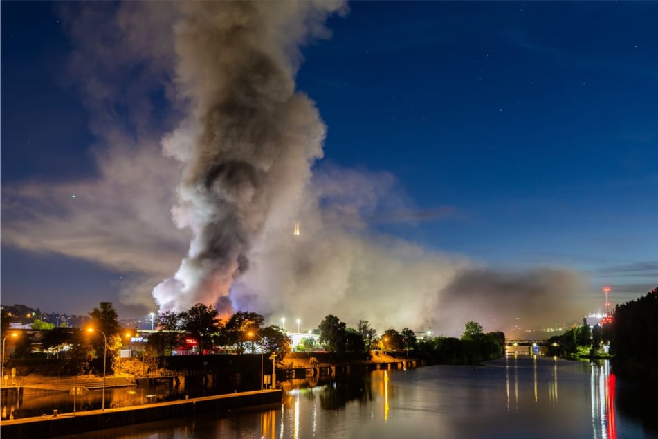 In der Nacht war eine große Rauchwolke über dem Industriegebiet zu sehen. Auch in den frühen Morgenstunden stiegen über dem Großmarkt noch immer dunkle Wolken empor, wenn auch nicht mehr so dicht wie zu Beginn.