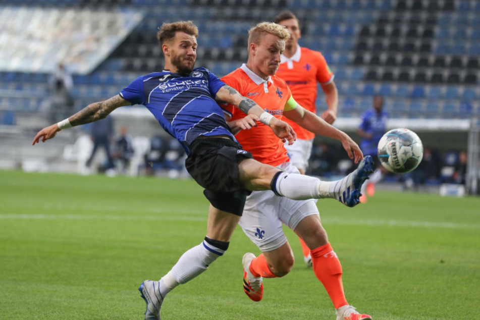 Bielefelds Marcel Hartel (l) im Kampf um den Ball mit Fabian Holland (r) aus Darmstadt.