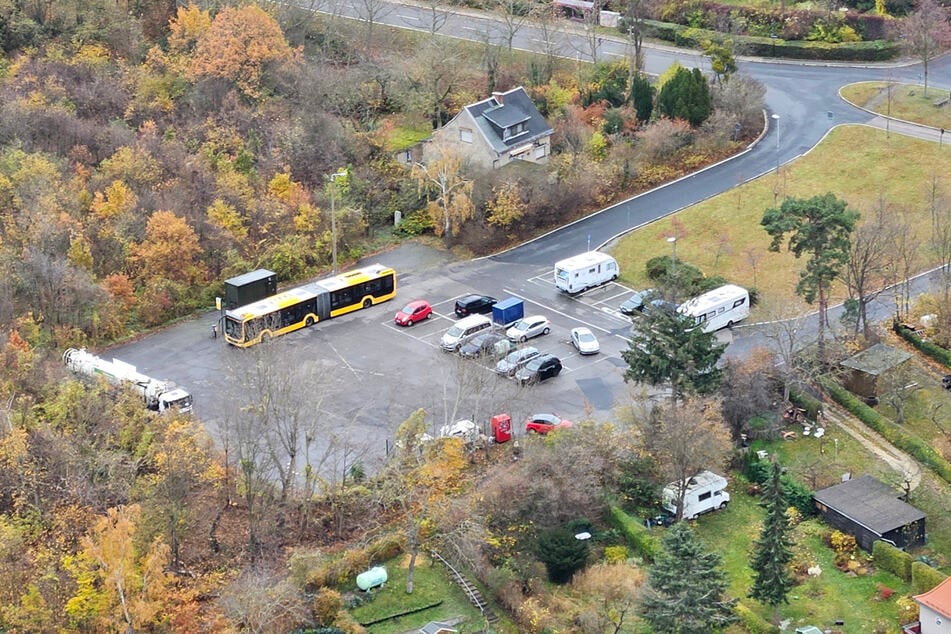 Blick vom Turm auf den Parkplatz in Wachwitz. Neben dem Parkplatz mit 49 Stell-Plätzen sollen weitere Parkmöglichkeiten im Umfeld geschaffen werden.