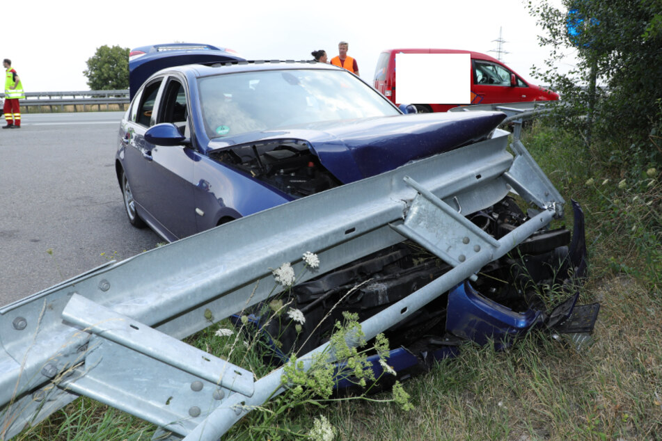 Der BMW rauschte in die Leitplanke.