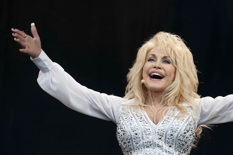 Darf erst in 20 Jahren geöffnet werden: Dolly Parton (†80) hinterlässt Kiste mit besonderem Inhalt