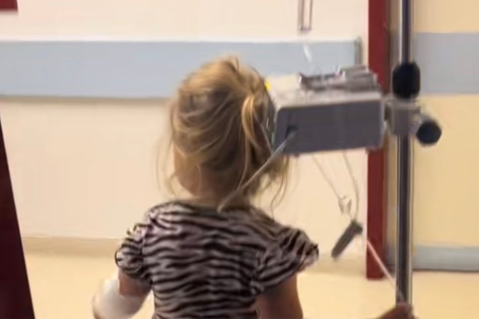 Millie ging mit einer Infusion im Arm durchs Krankenhaus.