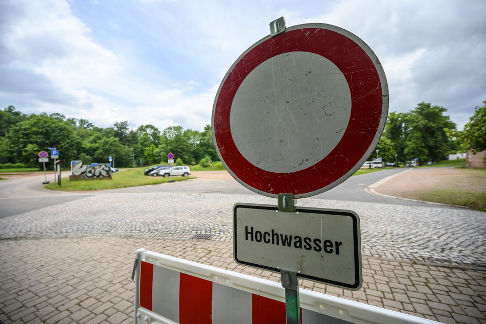 In Rochlitz wurde die Uferstraße in der Nähe der Zwickauer Mulde gesperrt.