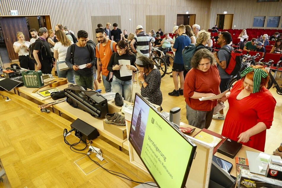 Eine Stunde vor Auktions-Beginn konnten sich die Interessierten die zu ersteigernden Objekte bereits anschauen. Dabei blieben viele besonders lange an der Schmuck-Vitrine mit Manschetten-Knöpfen und Halsketten hängen.