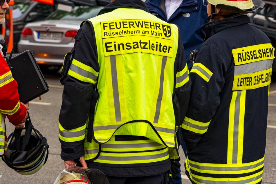 Die Flammen konnten gelöscht werden, die beiden Häuser seien aber nicht mehr bewohnbar, erklärte ein Polizeisprecher.
