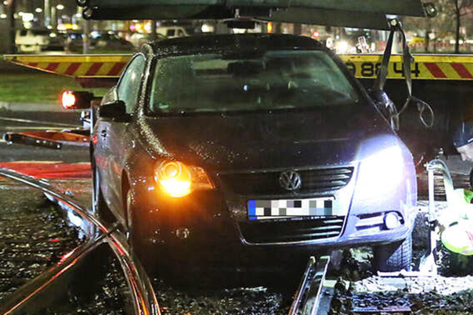 Unfall im Stadtzentrum: Auto im Gleisbett festgefahren