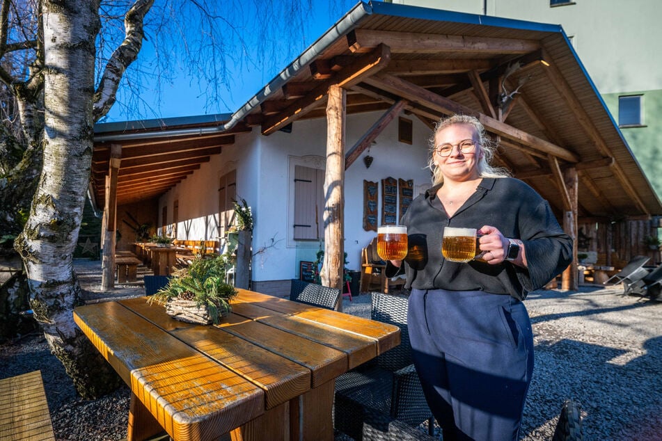 Die neue Almwirtin Dani Bemmann (27) freut sich auf alte und neue Gäste in der Totenstein-Alm am Rabensteiner Wald.