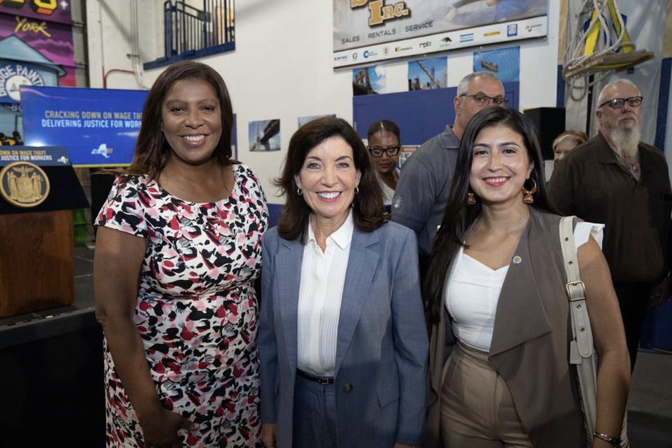Senator Jessica Ramos (r.) alongside New York attorney general Letitia James (l.) and state governor Kathy Hochul (center).
