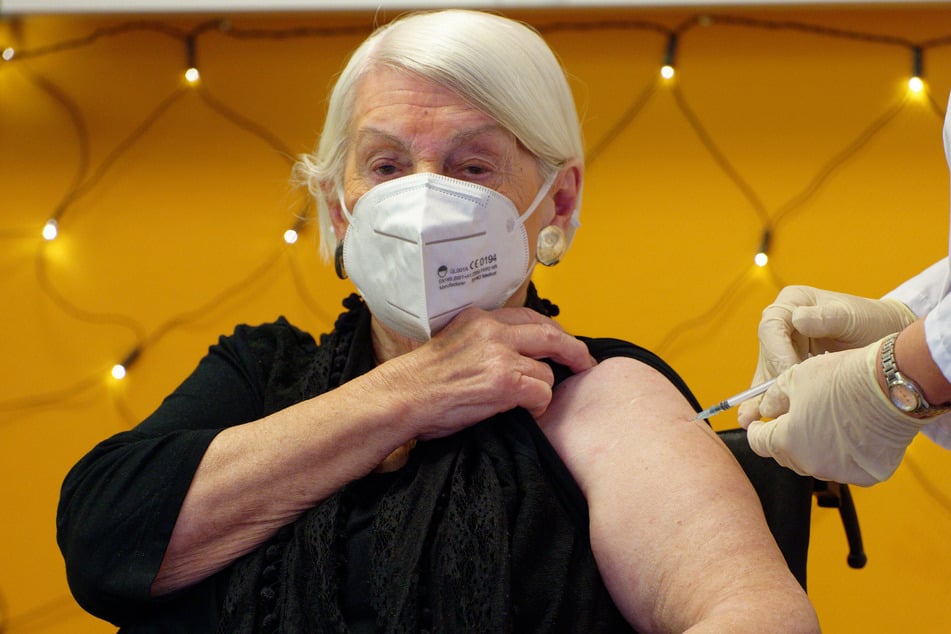 Eine 92-jährige Pflegeheimbewohnerin des Seniorenzentrums Riehl, wurde am 27. Dezember als erste Kölnerin gegen das Coronavirus geimpft.