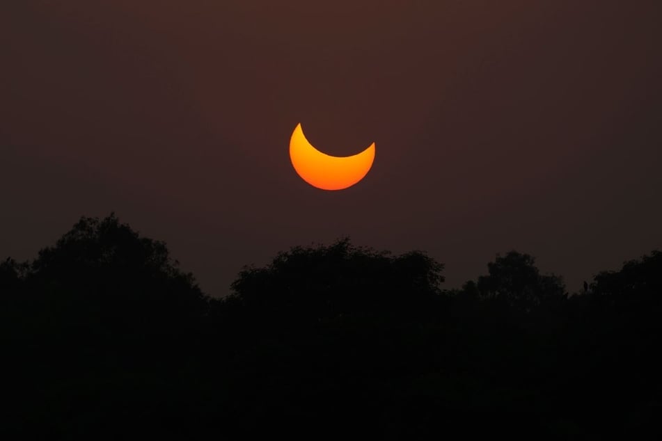 Eine partielle Sonnenfinsternis in Pakistan. Über Bayern wird ein solches Spektakel am 12. August zu sehen sein.