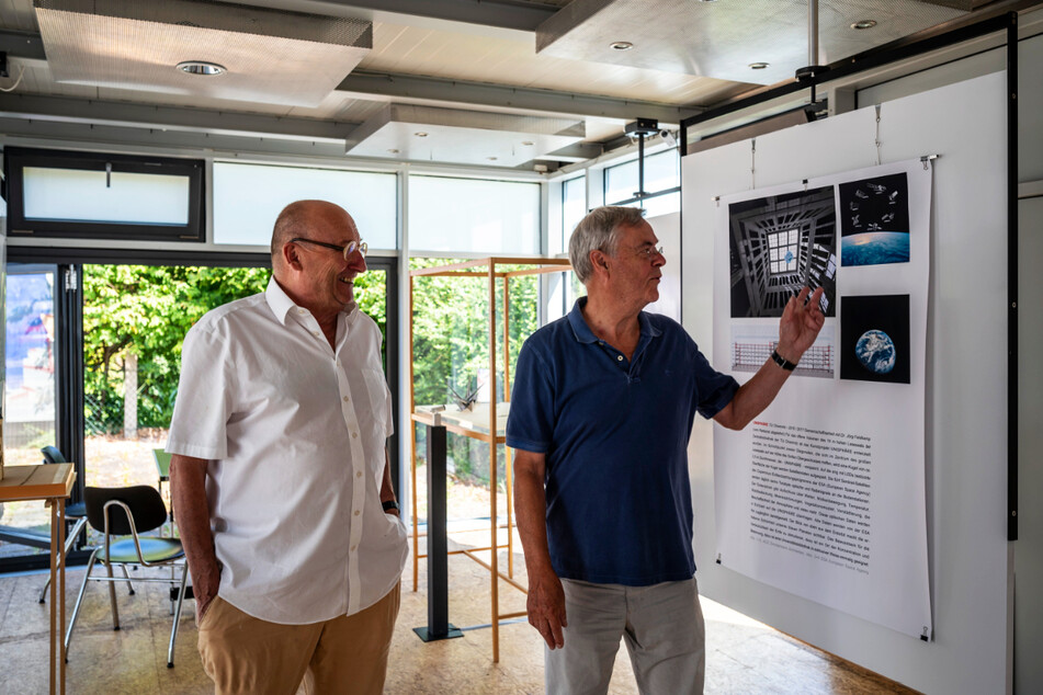 Kunstprofessor Rolf Lieberknecht (75, l.) und Physikprofessor Christian von Borczyskowski (76). Die frühere Tankstelle an der Guericke-/Zwickauer Straße ist jetzt künstlerischer Projektraum.