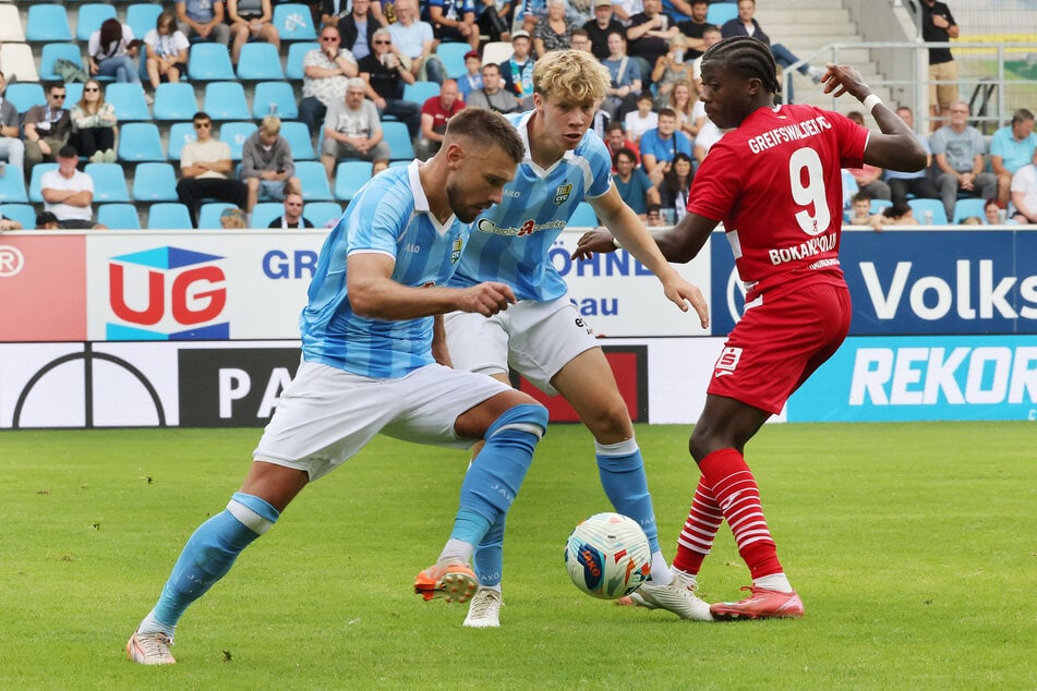 Niclas Erlbeck (32, l.) zeigte gegen Greifswald eine reife Leitung. Den Siegtreffer zum 1:0 bereitete er traumhaft vor.