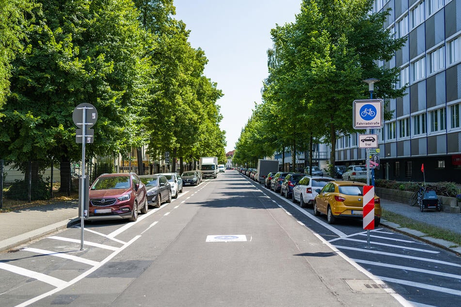 Bevor die Kipsdorfer Straße zur Fahrradstraße wurde, durften Autofahrer quer zur Fahrbahn parken. Jetzt ist es nur noch in Fahrtrichtung erlaubt. Gut 50 Stellplätze sind deshalb entfallen.
